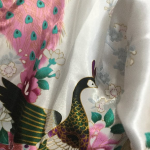 Stunning New with tags 100% Satin peacock print dressing gown - Picture 2 of 7